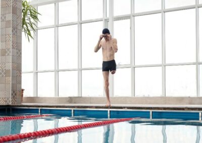 Un homme amputé d'une jambe s'apprête à plonger dans une piscine